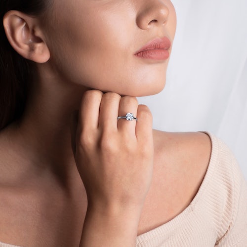 Pierścionek zaręczynowy SAVICKI: białe złoto, biały szafir